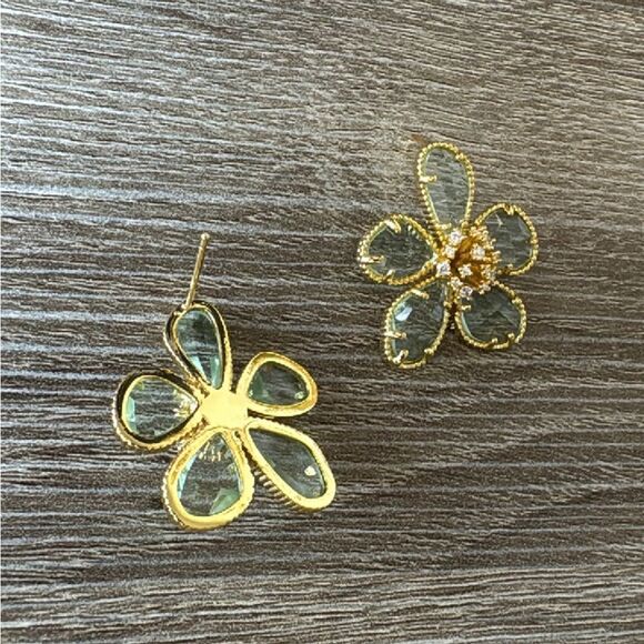 Clear flower earrings A874 - Picture 5 of 5